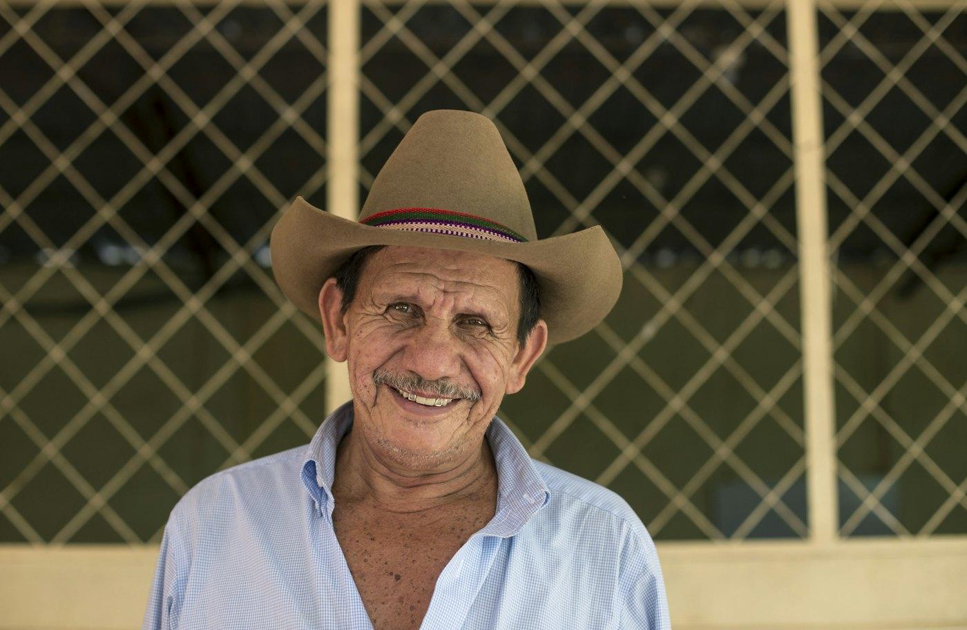 Ganadero salvadoreño sonriente con sombrero